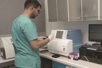 Laboratory-contracted-with-teacher-insurance آزمایشگاه طرف قرارداد با بیمه معلم