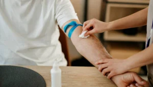Home-blood-sugar-testing آزمایش قند خون در منزل